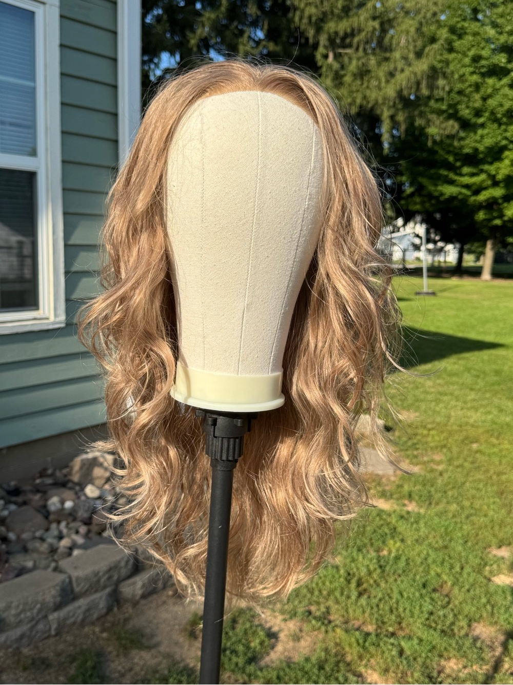 Blonde Wavy Women's Wig - Natural Honey Blonde